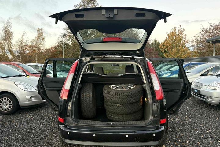 Blå Ford Focus C-MAX fra 2004 set udefra