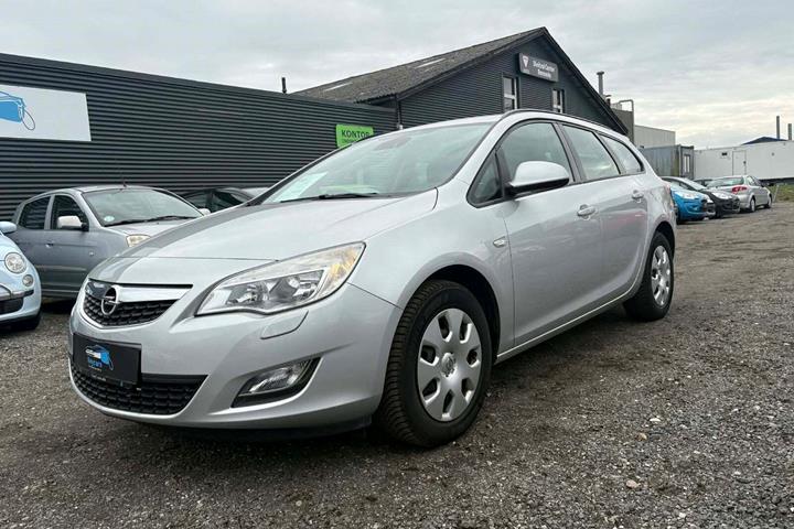 Brun Opel Astra fra 2012 set udefra