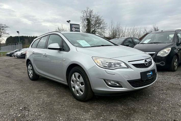 Beige Opel Astra fra 2012