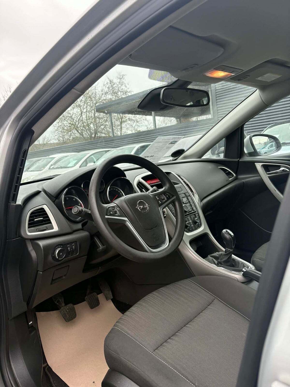 Brun Opel Astra fra 2012