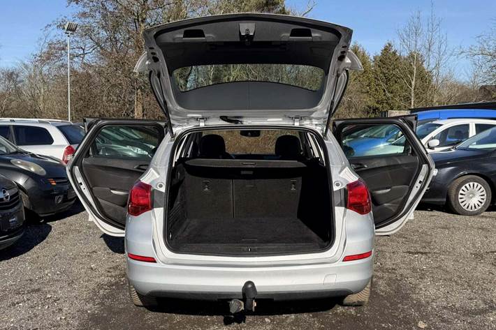 Beige Opel Astra fra 2012