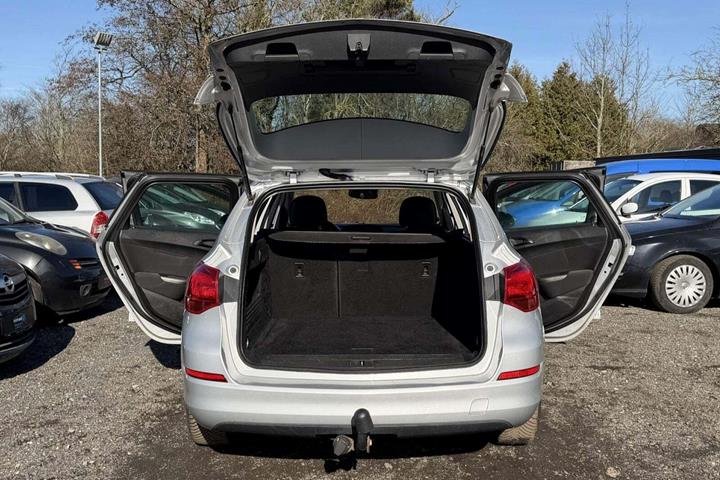 Brun Opel Astra fra 2012