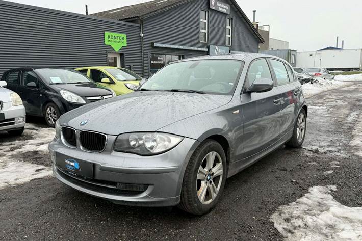 Grå BMW 118d fra 2009