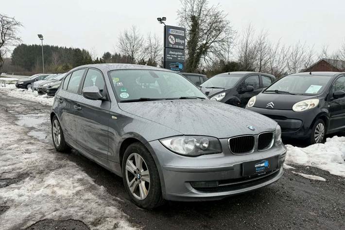 Grå BMW 118d fra 2009
