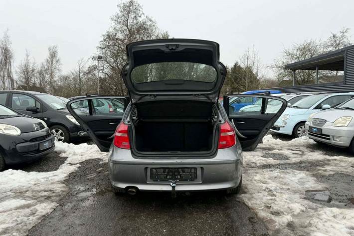 Grå BMW 118d fra 2009