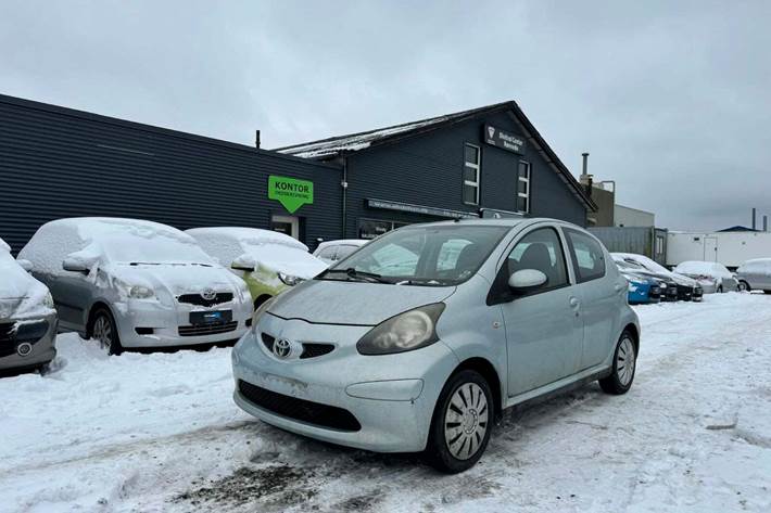 Beige Toyota Aygo fra 2006
