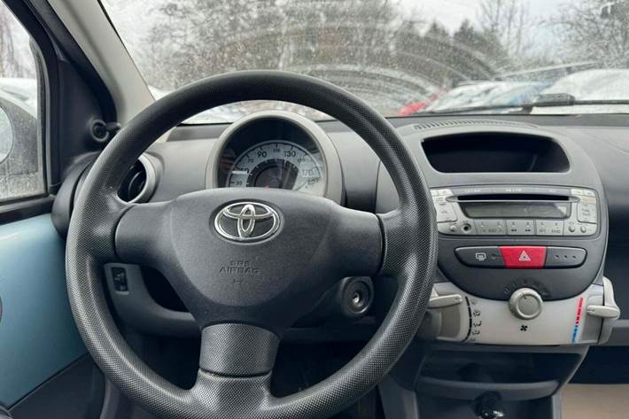 Beige Toyota Aygo fra 2006