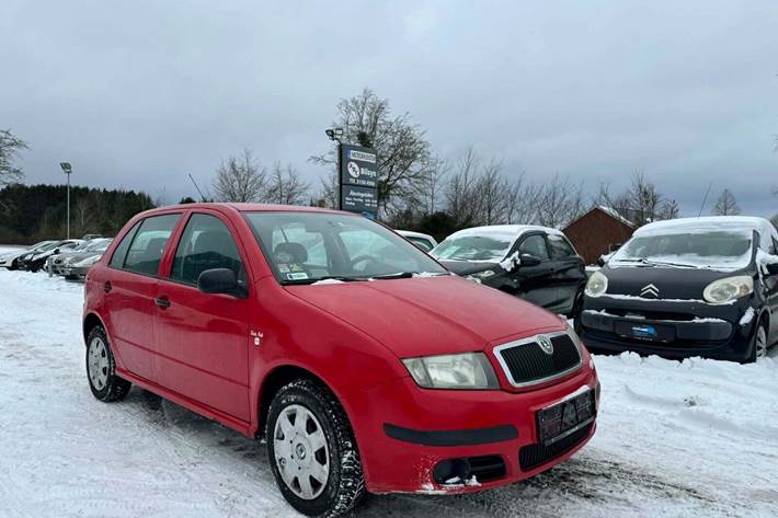 Rød Skoda Fabia fra 2004
