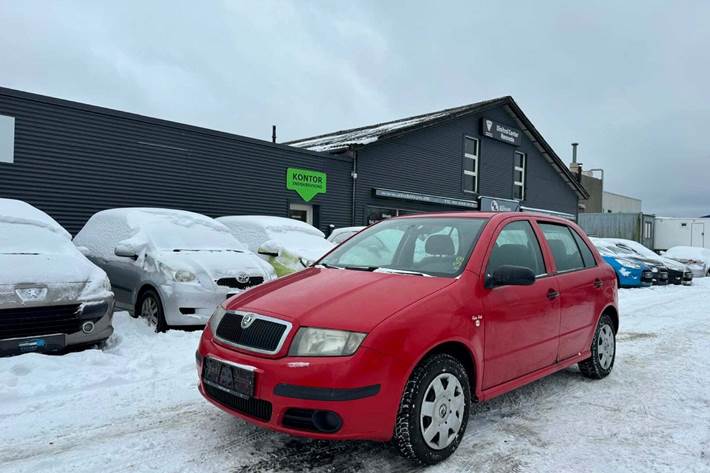Rød Skoda Fabia fra 2004