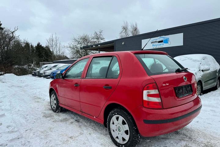 Rød Skoda Fabia fra 2004