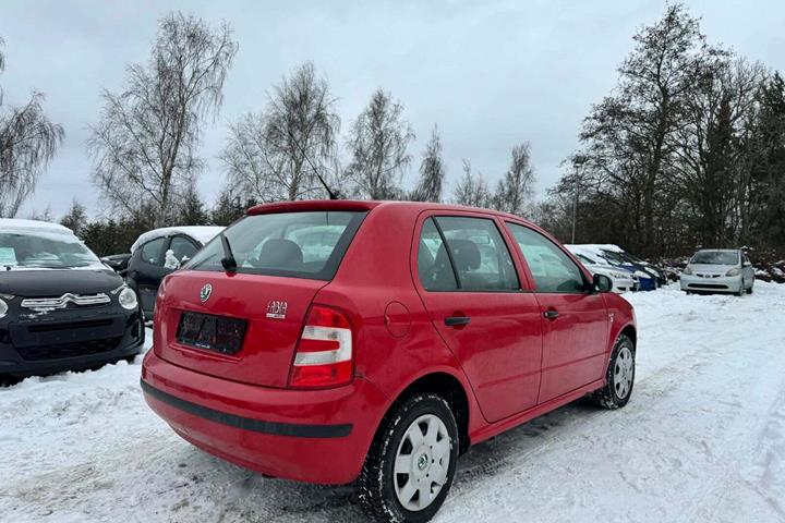 Rød Skoda Fabia fra 2004
