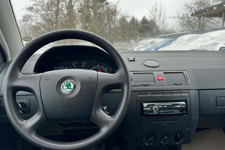 Rød Skoda Fabia fra 2004