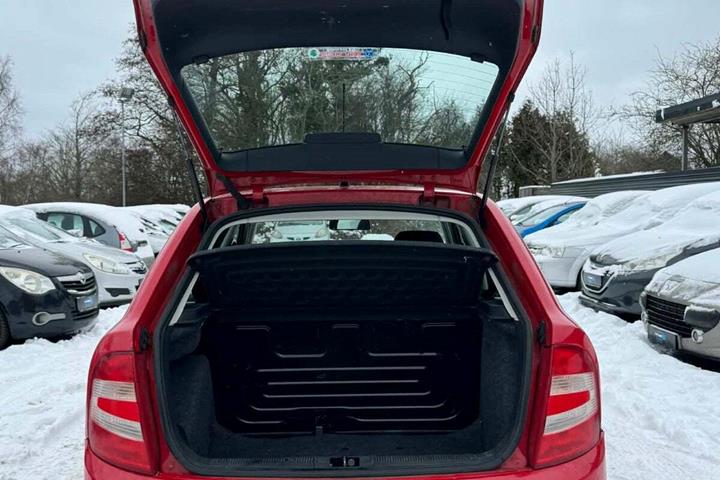 Rød Skoda Fabia fra 2004