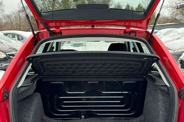 Rød Skoda Fabia fra 2004