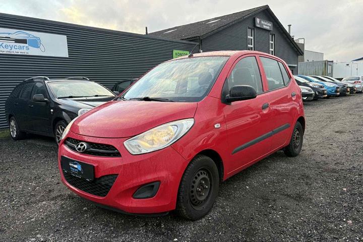 Rød Hyundai i10 fra 2012 set udefra