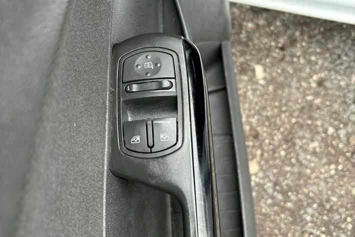 Hvid Opel Corsa fra 2010