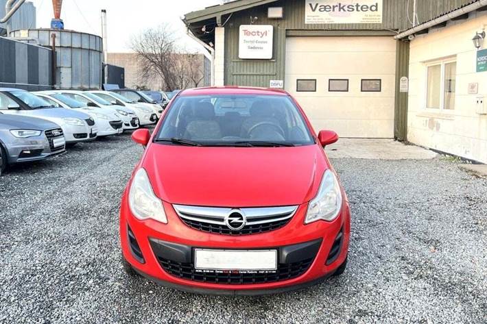 Rød Opel Corsa fra 2011