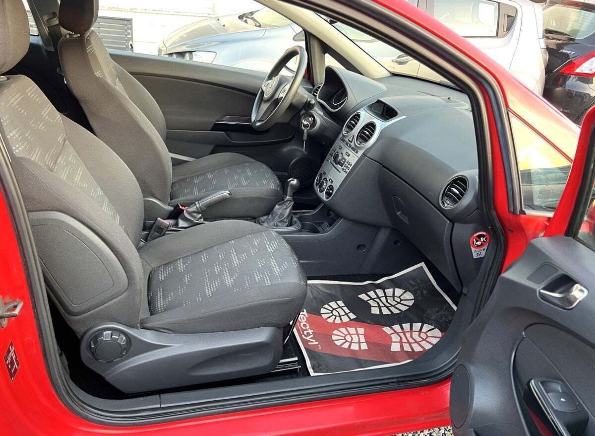 Rød Opel Corsa fra 2011