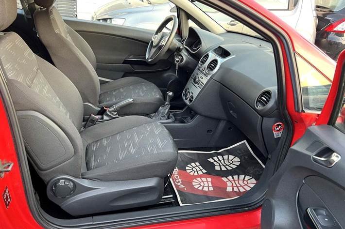 Rød Opel Corsa fra 2011