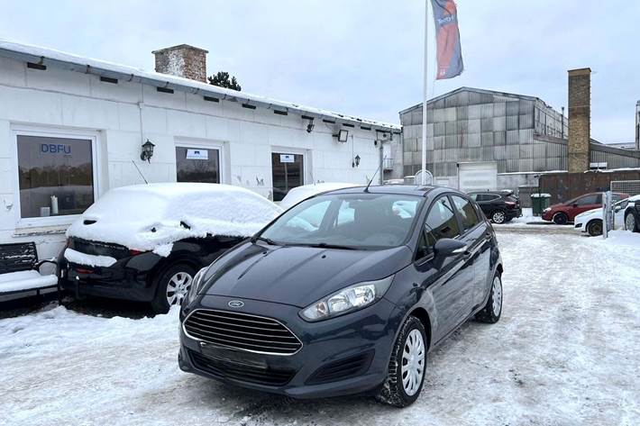 Blå Ford Fiesta fra 2014