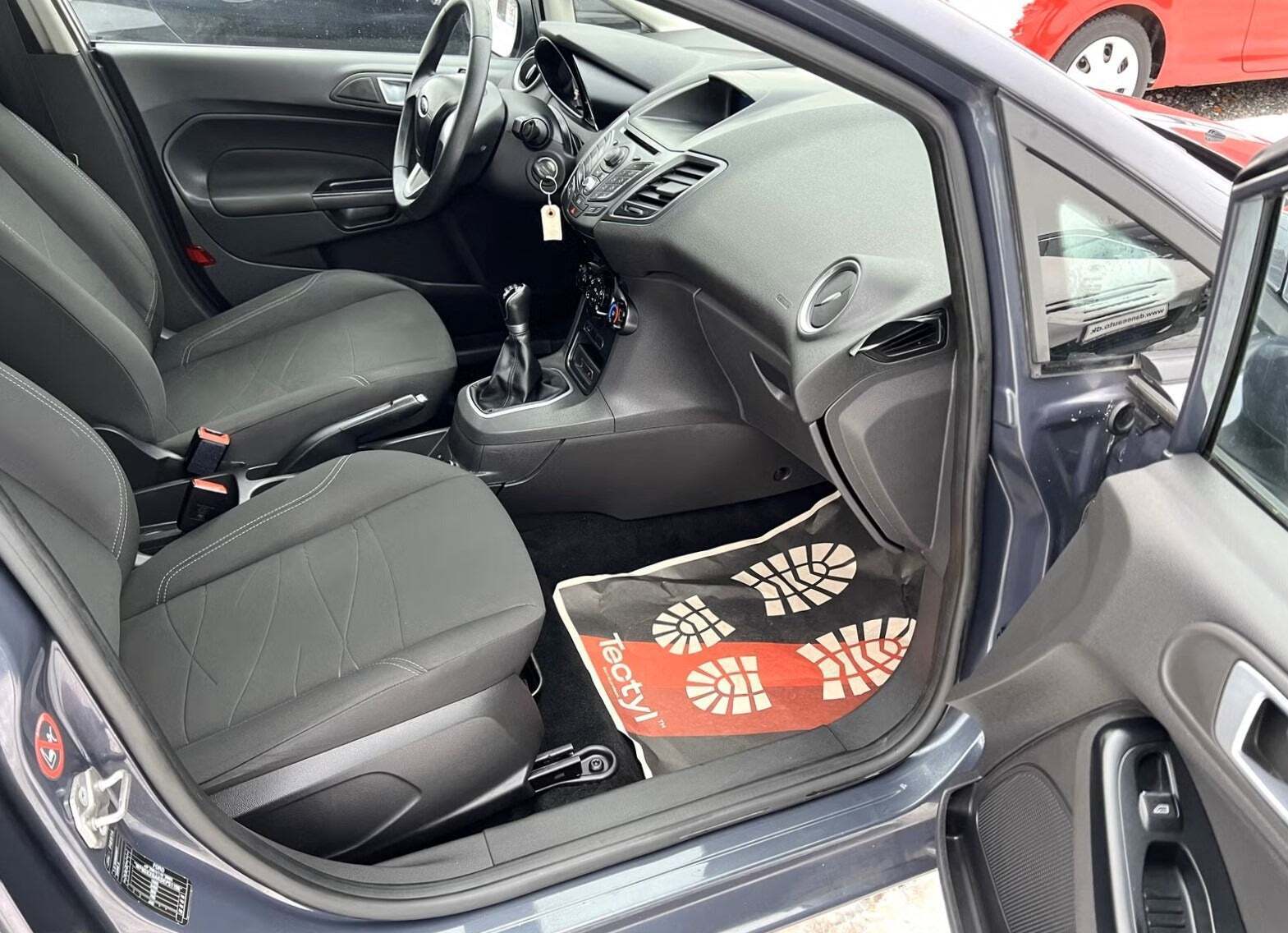 Blå Ford Fiesta fra 2014