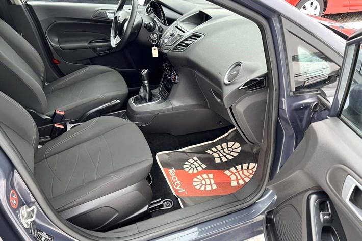 Blå Ford Fiesta fra 2014