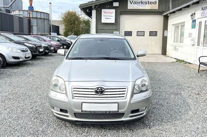 Orange Toyota Avensis fra 2004