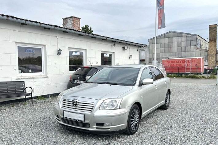 Orange Toyota Avensis fra 2004