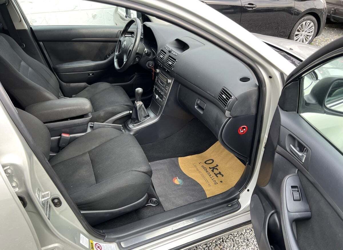 Orange Toyota Avensis fra 2004