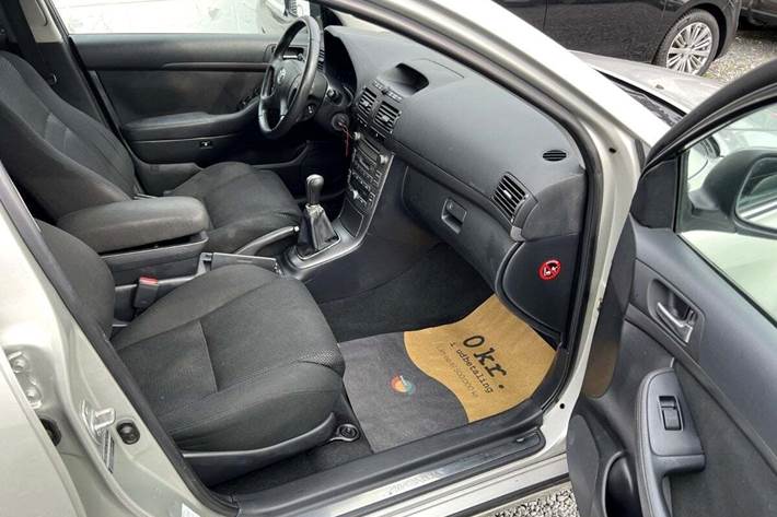 Orange Toyota Avensis fra 2004