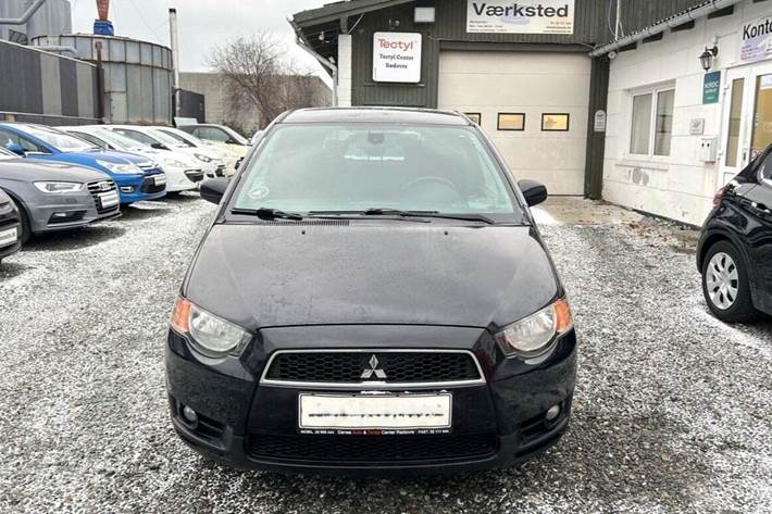 Sort Mitsubishi Colt fra 2012
