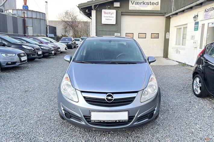 Grå Opel Corsa fra 2010