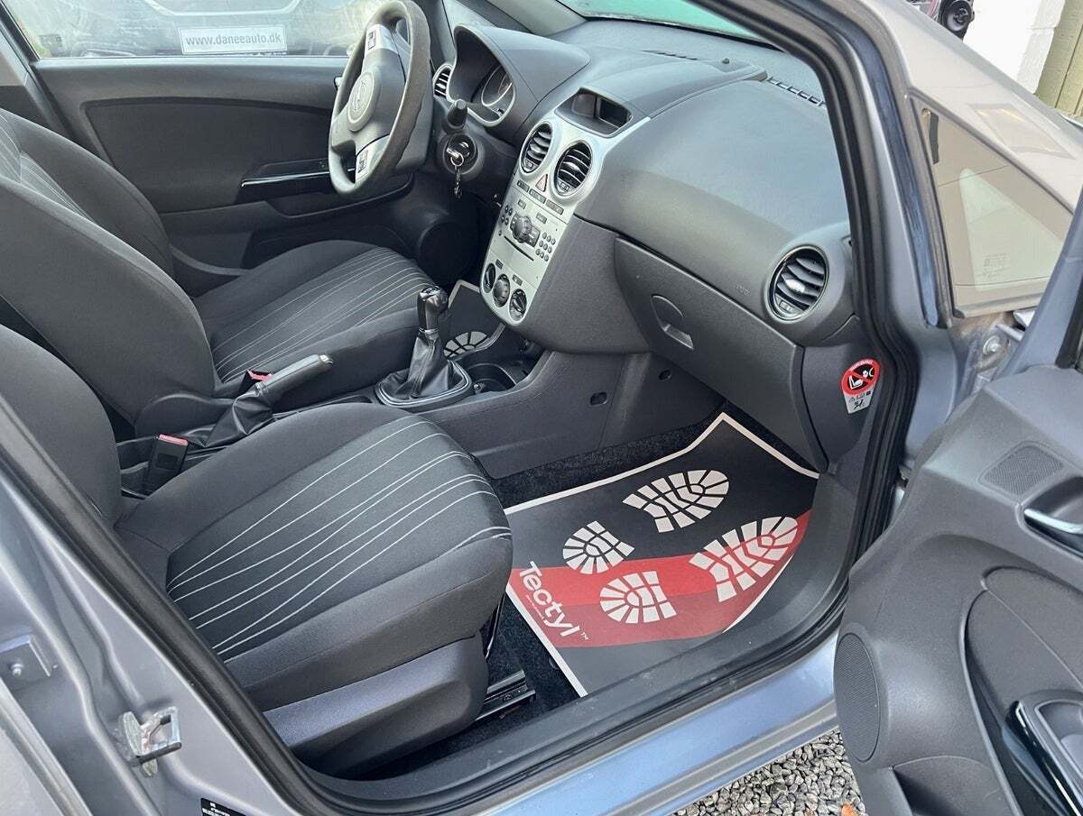 Grå Opel Corsa fra 2010