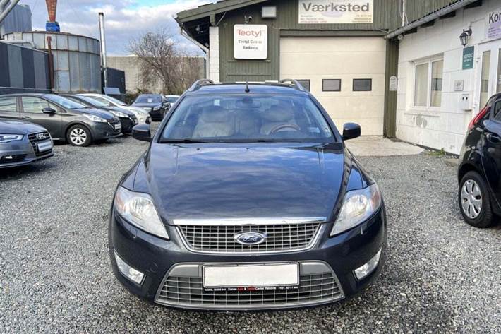 Grå Ford Mondeo fra 2008