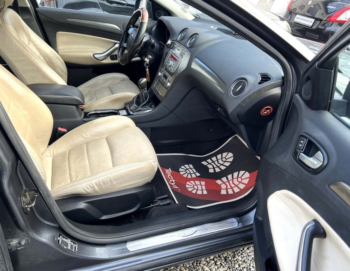 Grå Ford Mondeo fra 2008