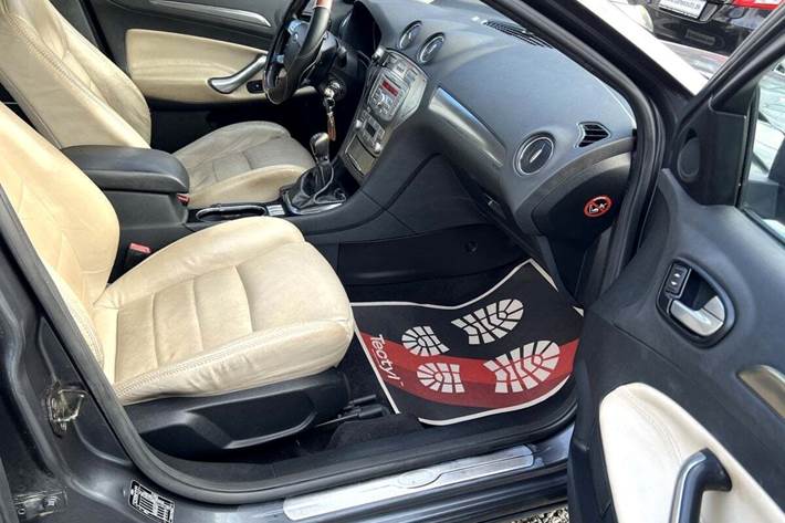 Grå Ford Mondeo fra 2008