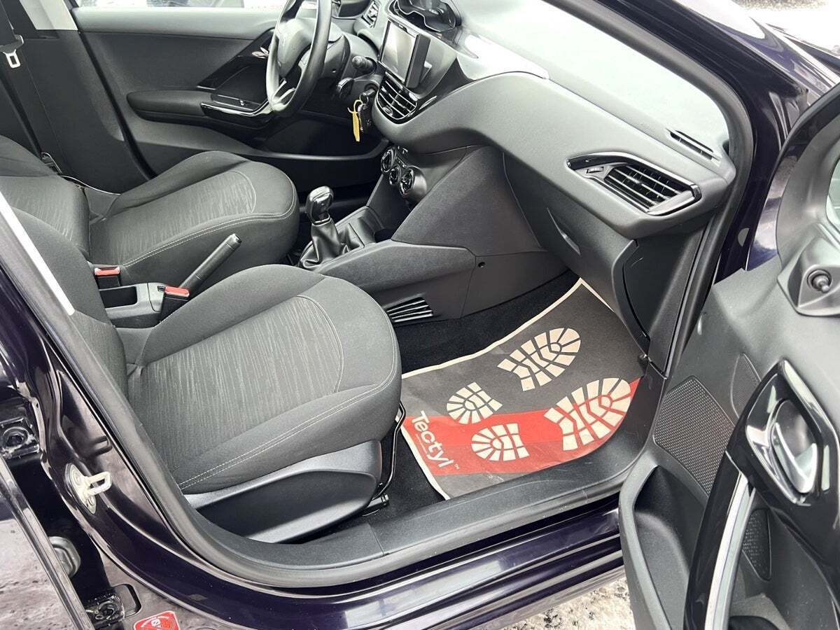 Blå Peugeot 208 fra 2014