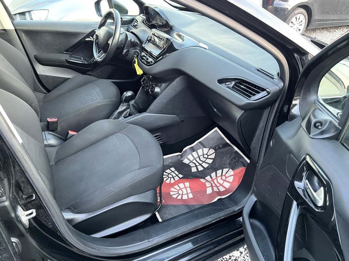 Sort Peugeot 208 fra 2013