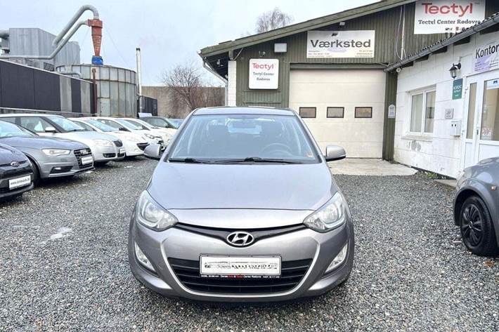 Grå Hyundai i20 fra 2013