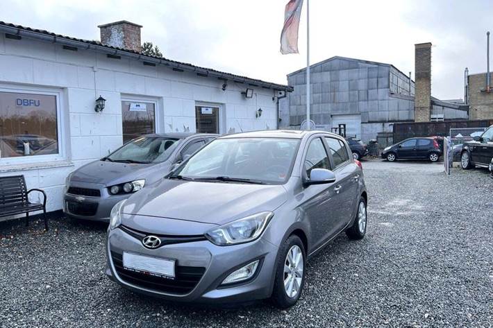 Grå Hyundai i20 fra 2013