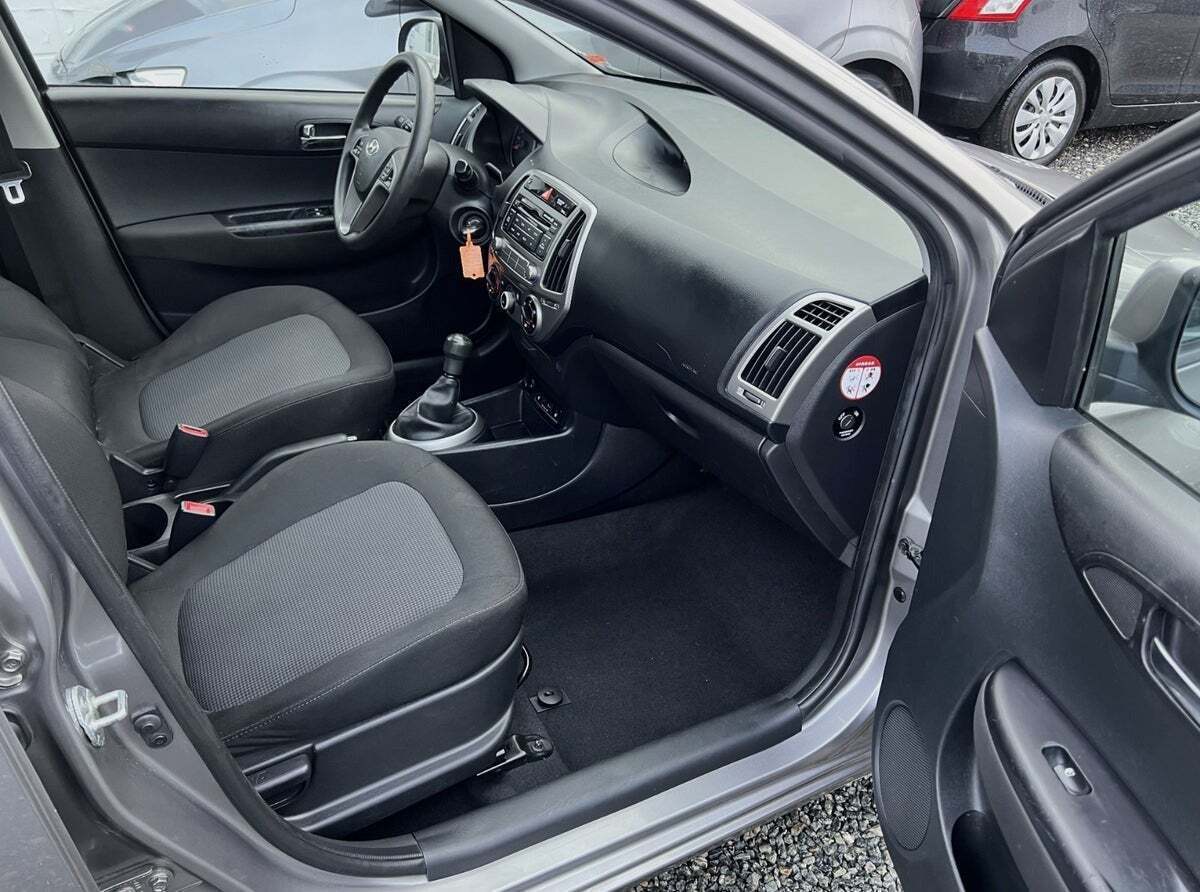 Grå Hyundai i20 fra 2013