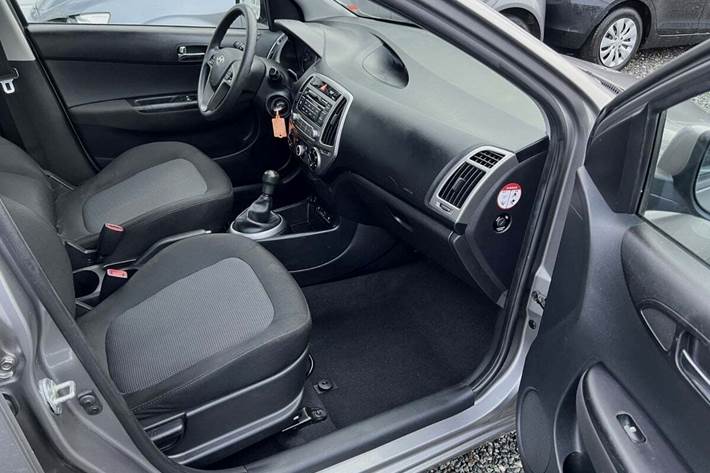 Grå Hyundai i20 fra 2013