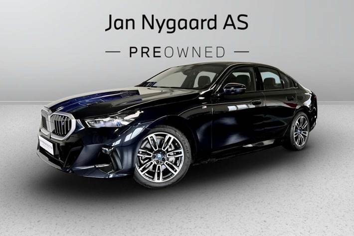 Sort BMW i5 fra 2024 set udefra