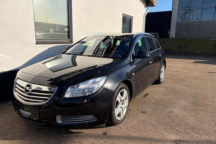 Sort Opel Insignia fra 2011 set udefra