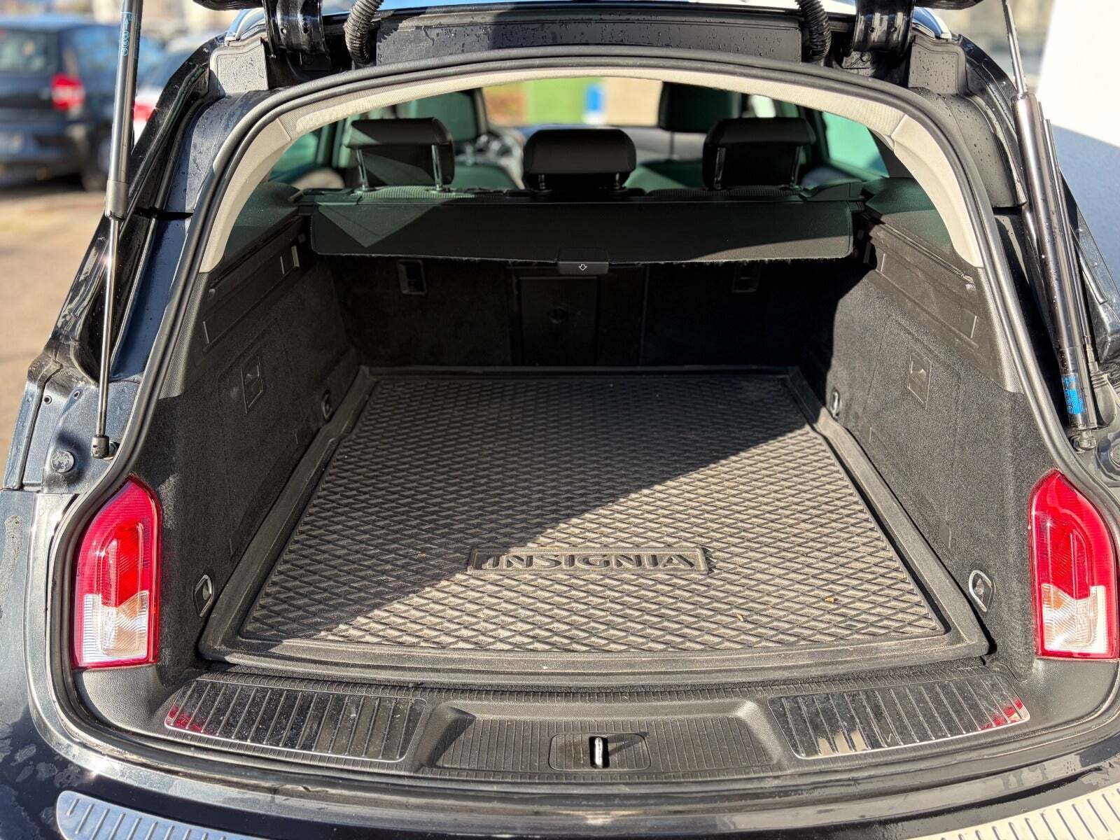 Sort Opel Insignia fra 2011