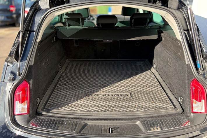 Sort Opel Insignia fra 2011