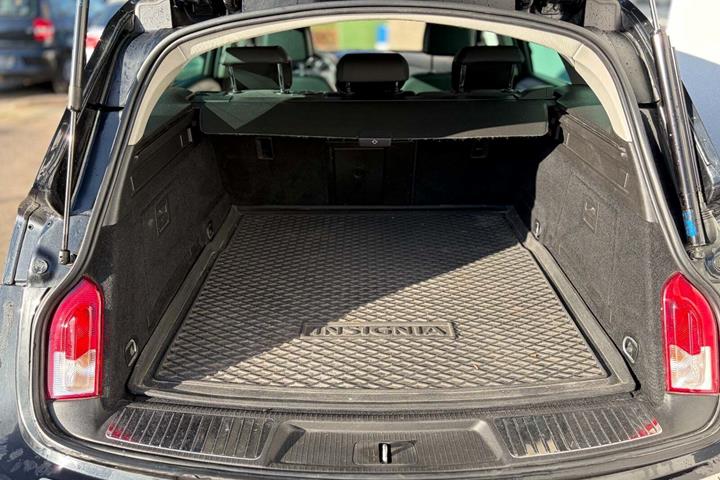 Sort Opel Insignia fra 2011