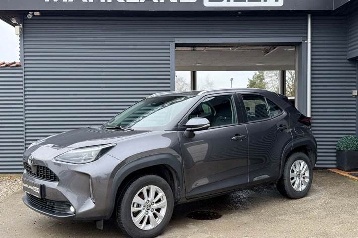 Grå Toyota Yaris Cross fra 2023