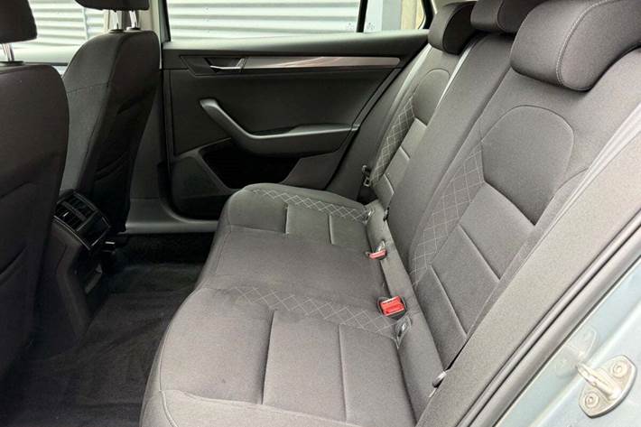 Sølv Skoda Superb fra 2017