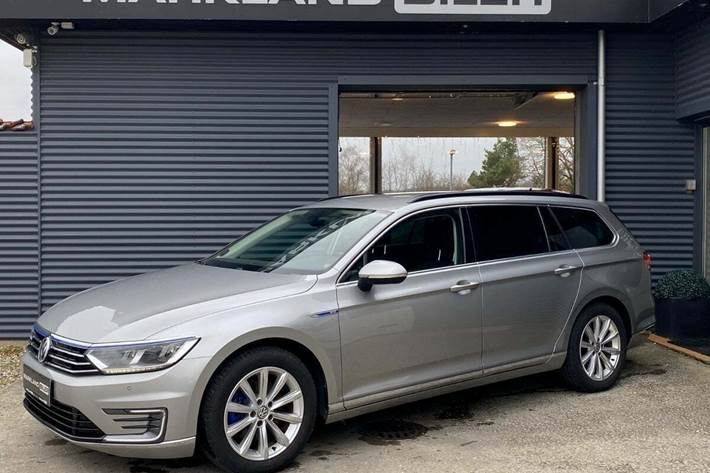 Sølv VW Passat fra 2017